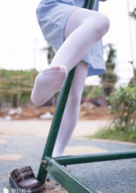 美女扒开胸露出奶头亲吻图片_BD韩语全集免费观看